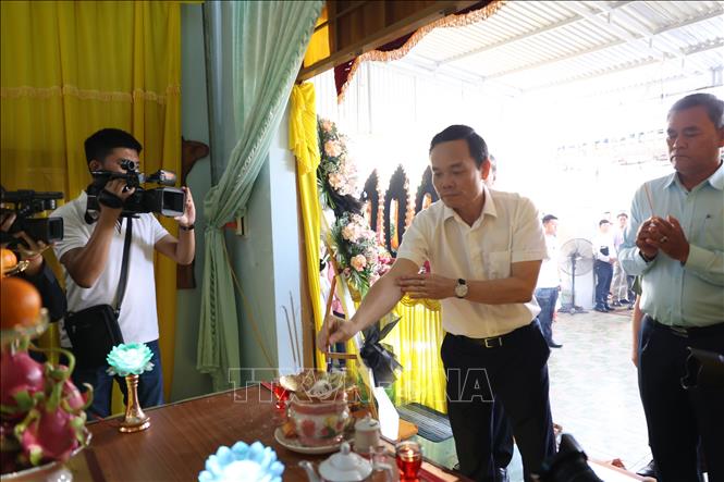 Phó Thủ tướng Chính phủ Trần Lưu Quang viếng cán bộ xã Ea Tiêu, huyện Cư Kuin. Ảnh: TTXVN.