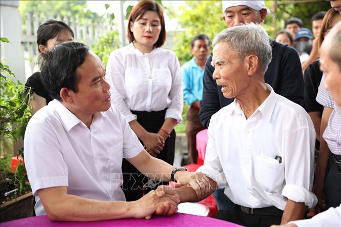 Phó Thủ tướng Chính phủ Trần Lưu Quang động viên, chia buồn với gia đình nạn nhân trong vụ việc. Ảnh: TTXVN.
