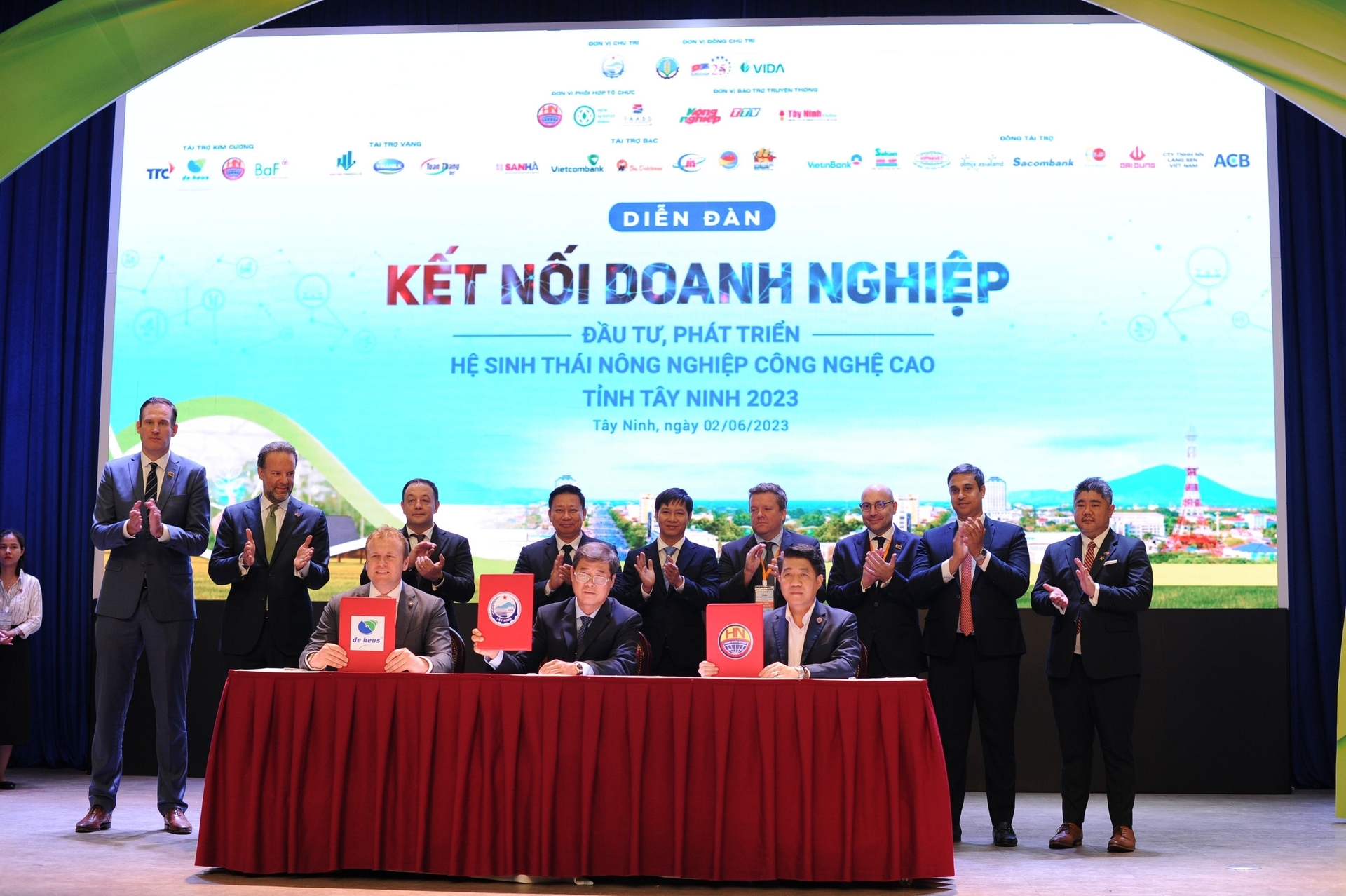 Tay Ninh Provincial People's Committee, De Heus Group (Netherlands) and Hung Nhon Group, signed a Memorandum of Understanding (MoU) on surveying, researching and investing in a number of agricultural projects and high-tech applications in Tay Ninh province.