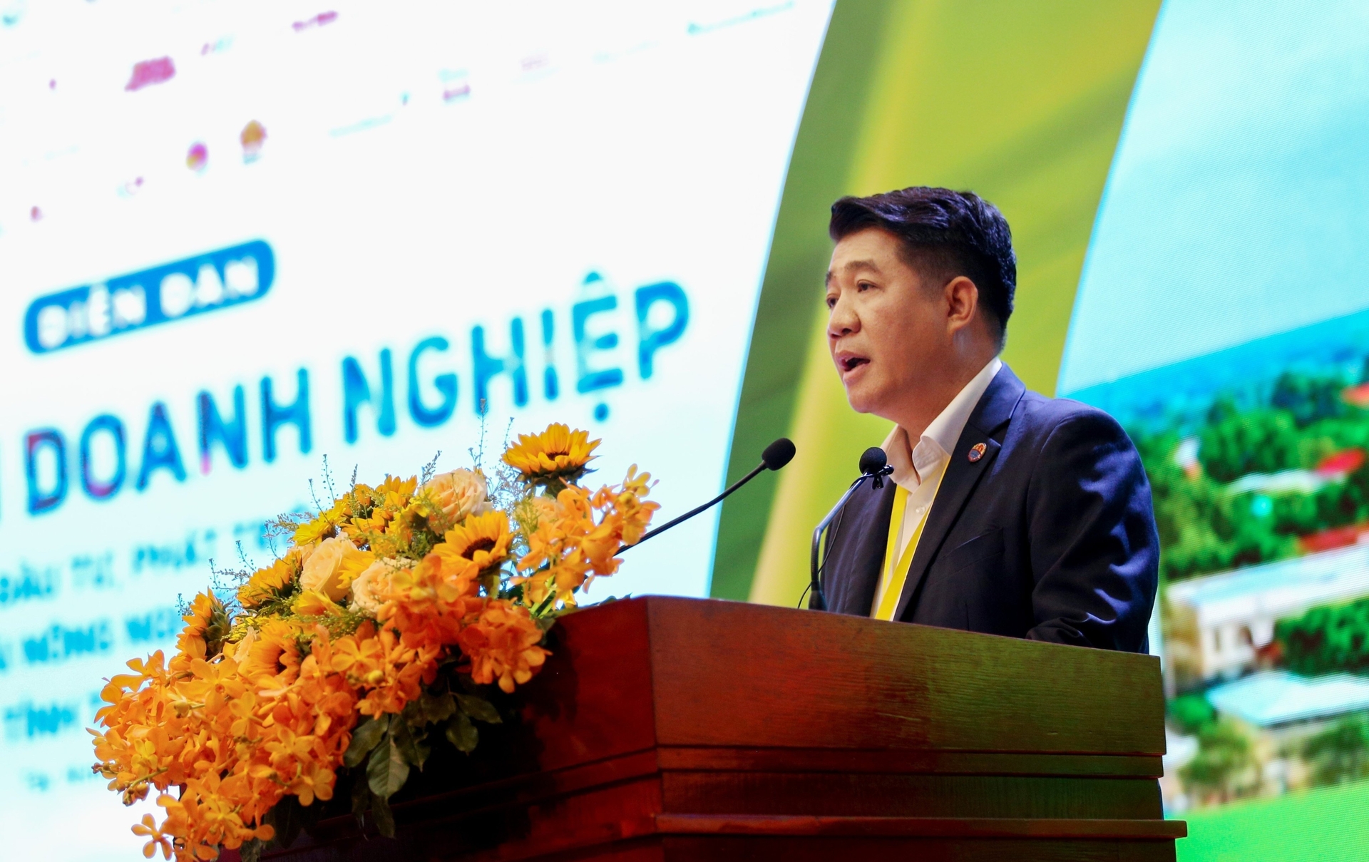 Mr Vu Manh Hung, Vice Chairman of VIDA, Chairman of the Board of Directors of Hung Nhon Group, spoke at the Forum.