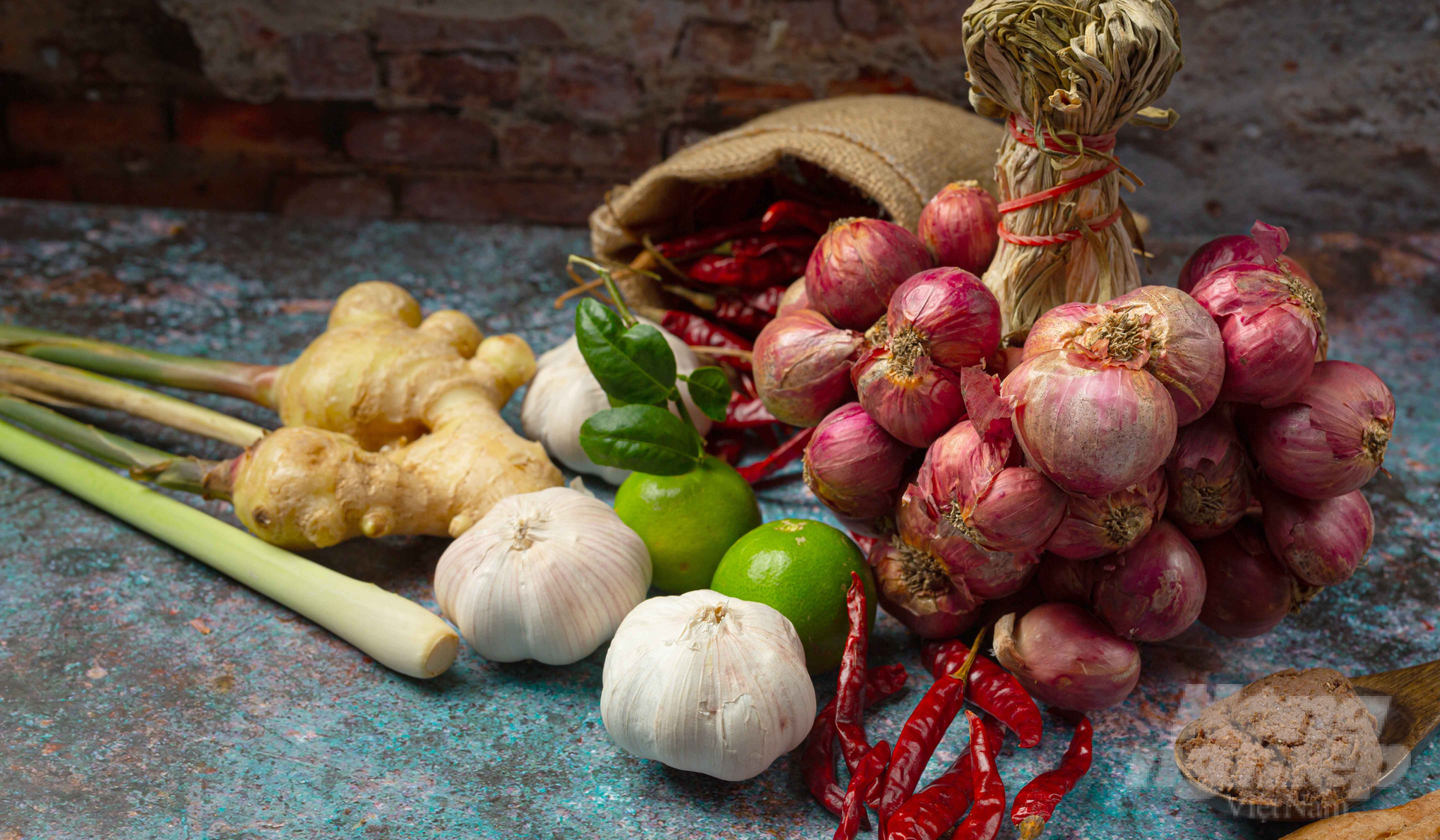 Dưới góc độ y học cổ truyền, các gia vị, rau củ được sử dụng trong bữa ăn hàng ngày đều là thuốc quý của người Việt từ ngàn đời nay.