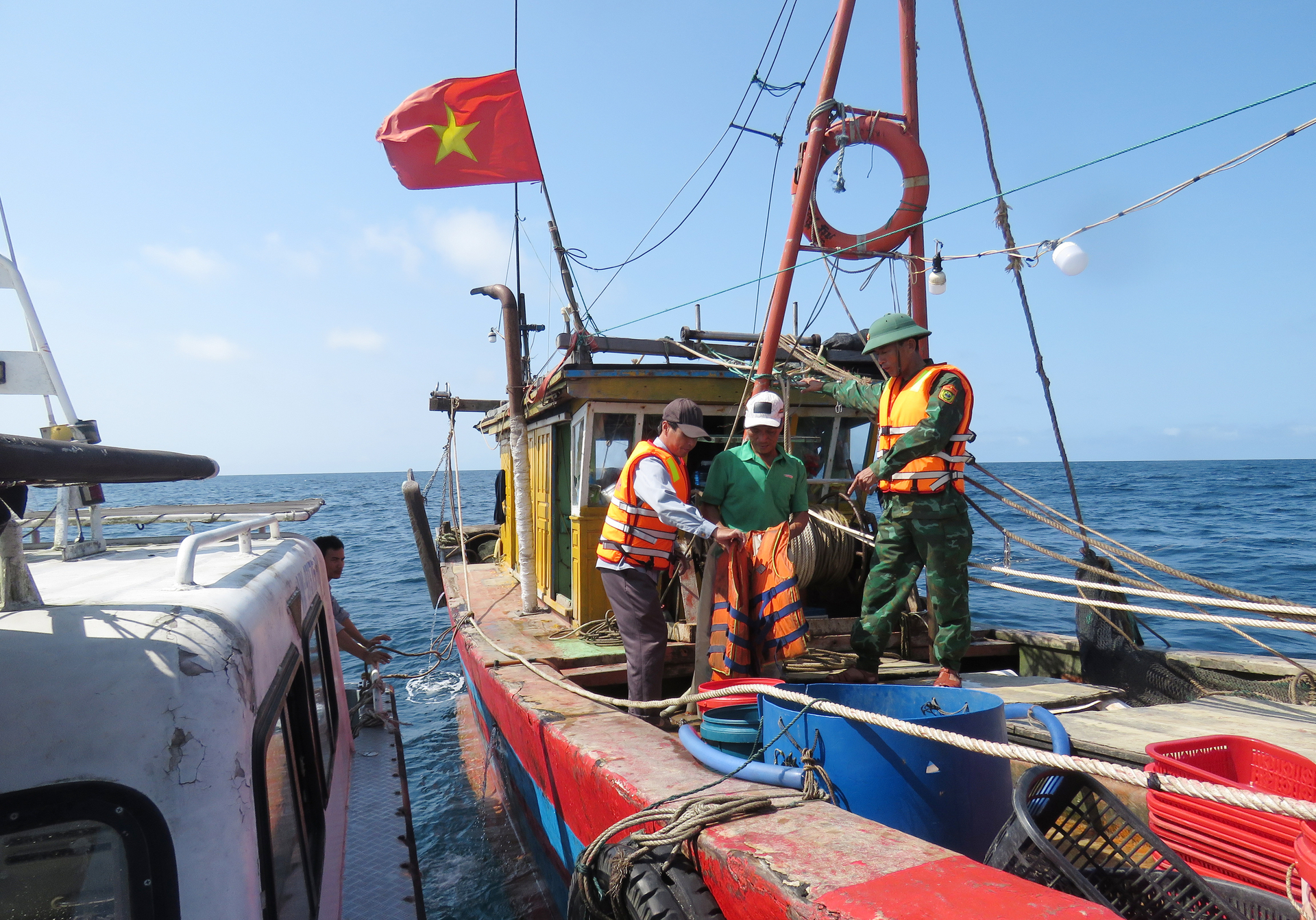 The maritime patrol force is inspecting the fishing vessel's administration. Photo: T. Phung.