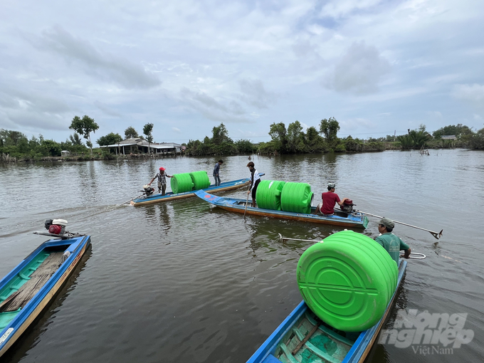 Đến nay có thể đúc kết chương trình trao bồn nước cho bà con vùng hạn mặn ở ĐBSCL với '3 thật', đó là 'chân thật, việc thật, người thật'. Ảnh: Kiều Trang.