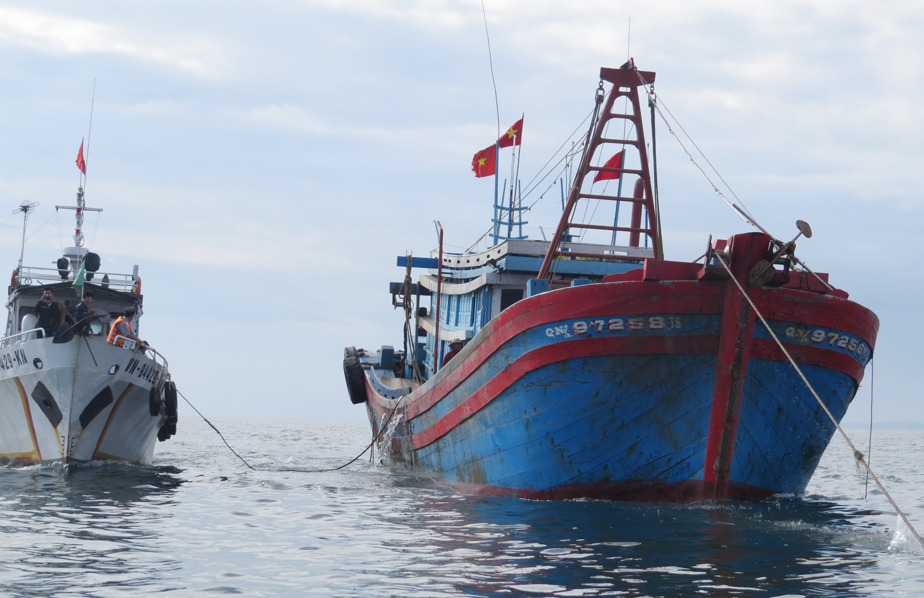 Con tàu VN- 94429- KN bên cạnh tàu cá vi phạm trên vùng biển Quảng Bình. Ảnh: T. Phùng.