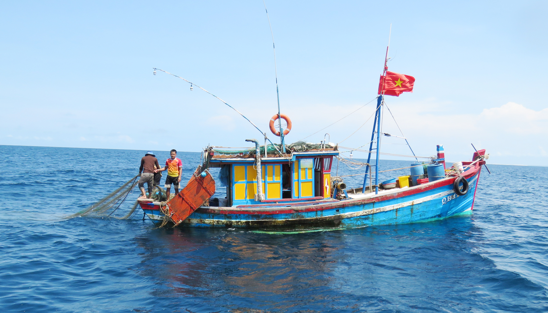 Fishing vessels engaged in fishing activities in the wrong route, violating the Law on Fisheries were discovered and handled accordingly afterward. Photo: T. Phung.