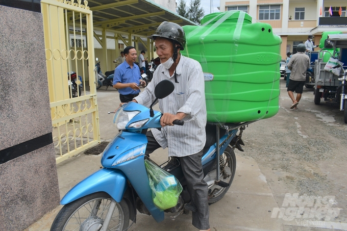 Chương trình trao bồn nước thực hiện đúng thời điểm và địa điểm. Ảnh: Kiều Trang.