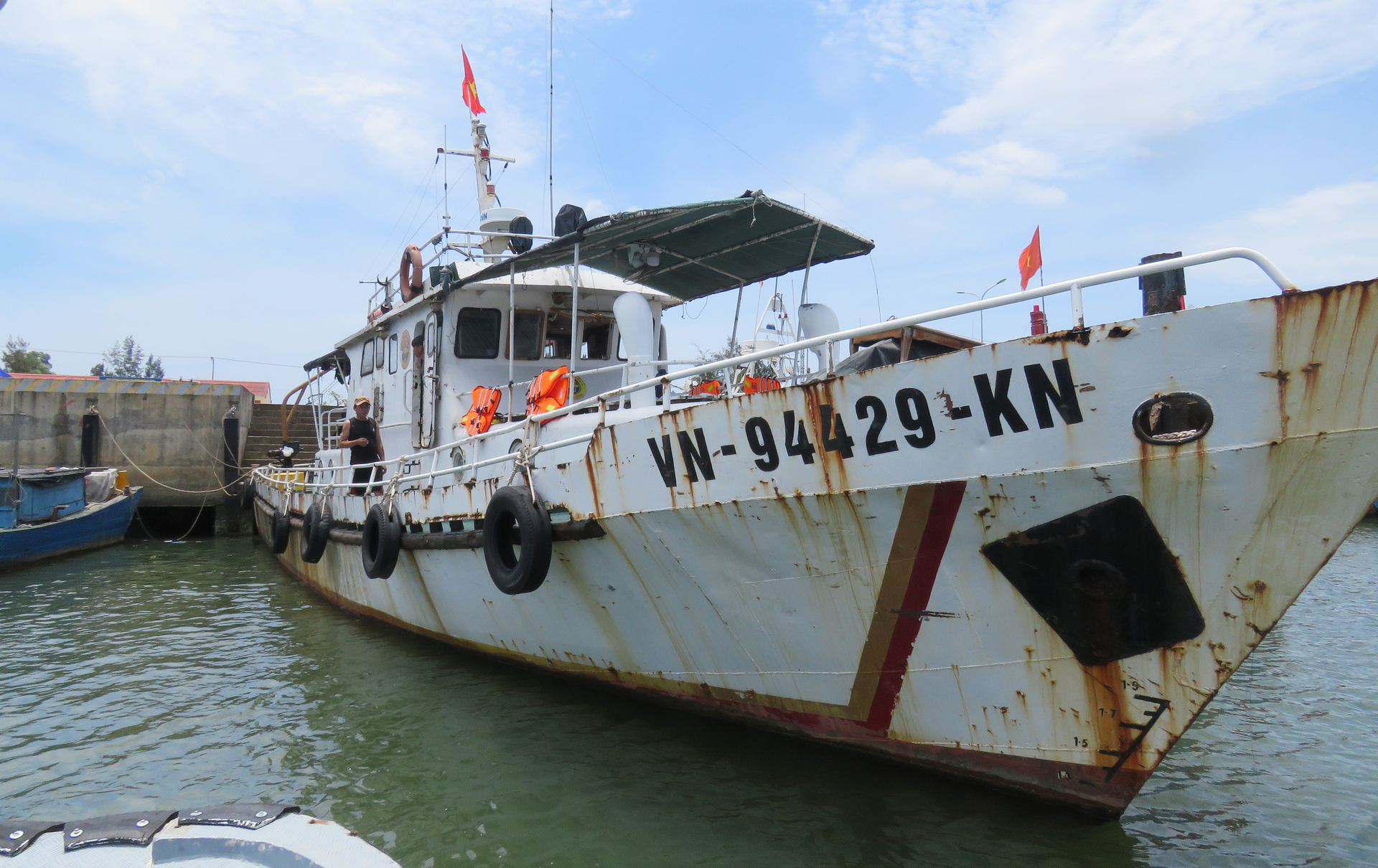 The ship VN-94429-KN has deteriorated and needs repair to meet the requirements of patrolling and controlling at sea. Photo: T. Phung.