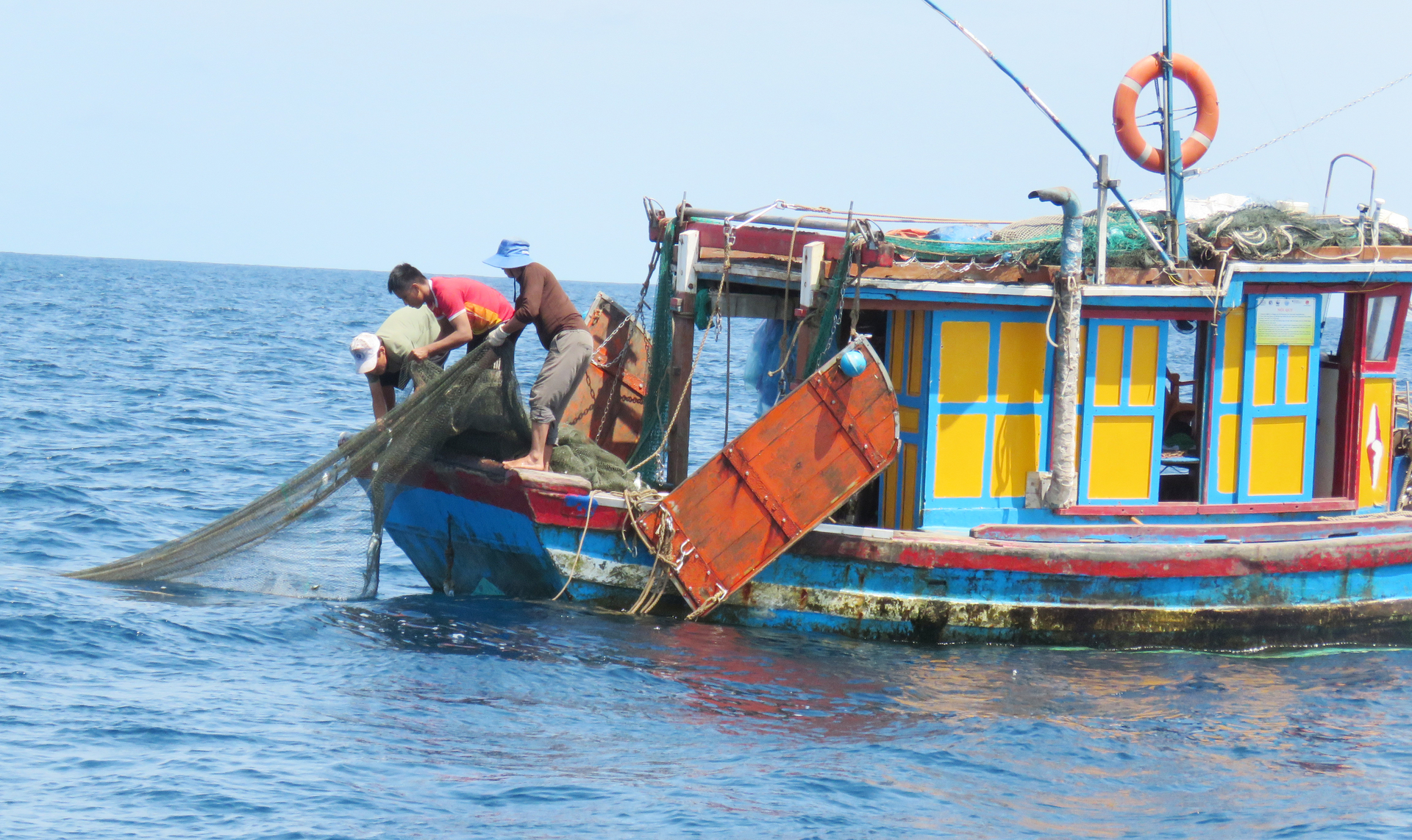 Trawlers exploit to the exhaustion in coastal waters. Photo: T. Phung.