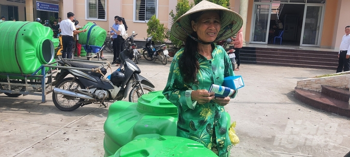 Mỗi hộ dân đến nhận bồn chứa nước là một hoàn cảnh nhưng họ đều có điểm chung là còn nghèo. Ảnh: Kiều Trang.