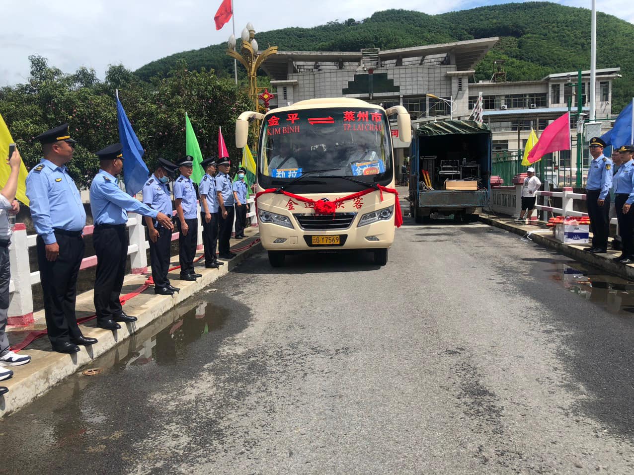 Chuyến xe khách từ huyện Kim Bình (tỉnh Vân Nam, Trung Quốc) sang thành phố Lai Châu (tỉnh Lai Châu, Việt Nam). Ảnh: Hải Đăng.