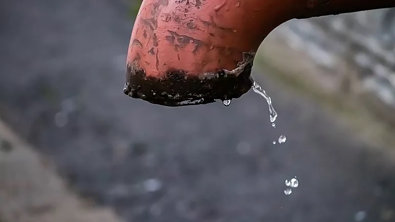 Hệ thống ống nước ‘già cỗi’ là nguyên nhân dẫn đến việc Ý bị thất thoát 42% lượng nước uống vào năm ngoái. Ảnh: Canva.