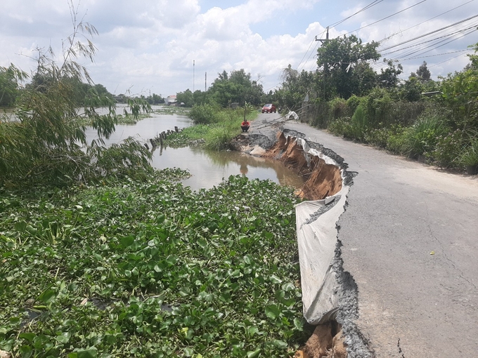 Sạt lở chia cắt đường giao thông ở Tiền Giang. Ảnh: Minh Đảm.