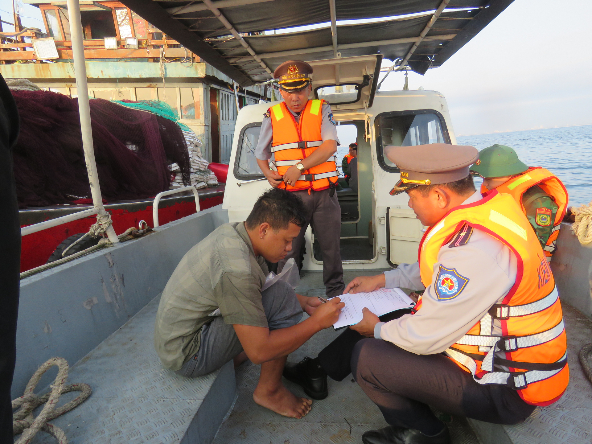 The owner of the fishing vessel in violation signed an inspection record of the Quang Binh Fisheries Sub-Department's Task Force. Photo: T. Phung.