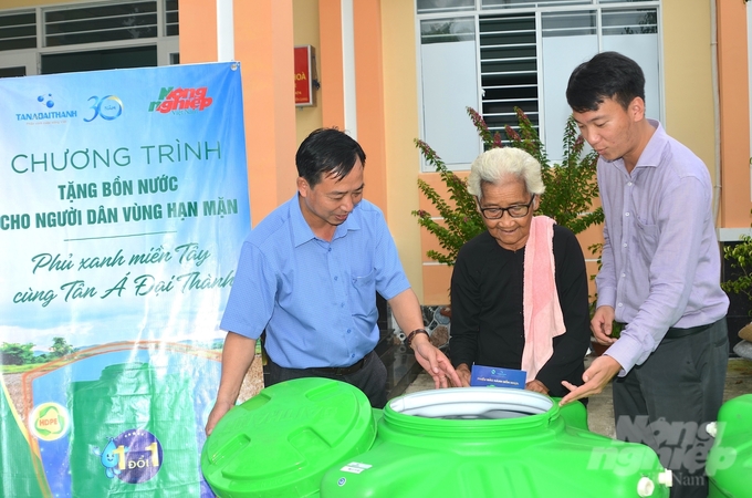 Chương trình 'Phủ xanh miền Tây cùng Tân Á Đại Thành' đã trao tặng 240 bồn nước nhựa cho 8 tỉnh vùng ĐBSCL bị ảnh hưởng của hạn mặn. Ảnh: Kiều Trang.