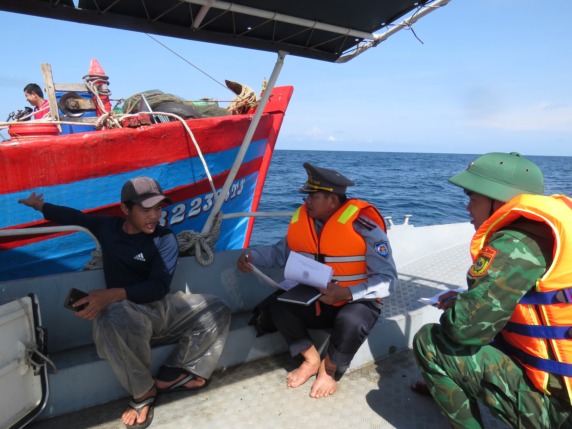 The captain of a fishing vessel that violates while exploiting at sea is communicated and reminded not to repeat the offense. Photo: T. Phung.