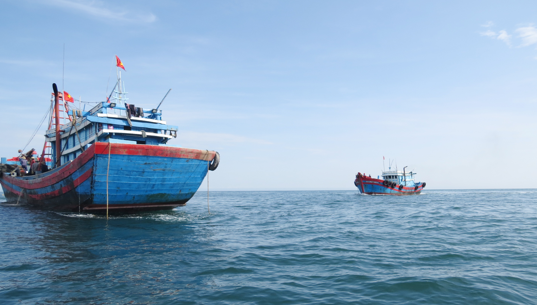 Tình trạng tàu đánh bắt giã cào đôi hoạt động trái phép ở vùng biển Quảng Bình đã được ngăn chặn. Ảnh: T. Phùng.