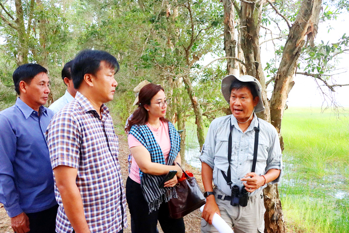 Ông Nguyễn Phước Thiện, Phó Chủ tịch UBND tỉnh Đồng Tháp khảo sát khu bảo tồn sếu tại Vườn Quốc gia Tràm Chim. Ảnh: Lê Hoàng Vũ.