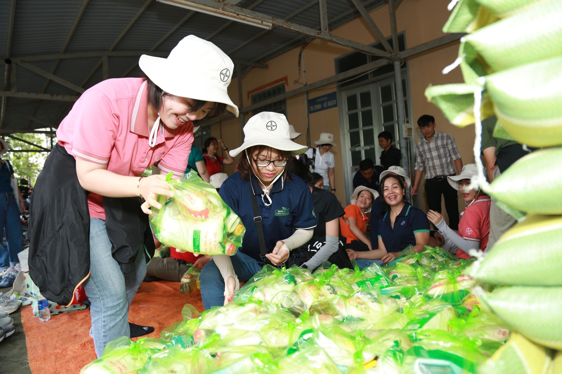 Các tình nguyện viên của Bayer Việt Nam hào hứng chuẩn bị phần quà cho các hộ gia đình khó khăn.
