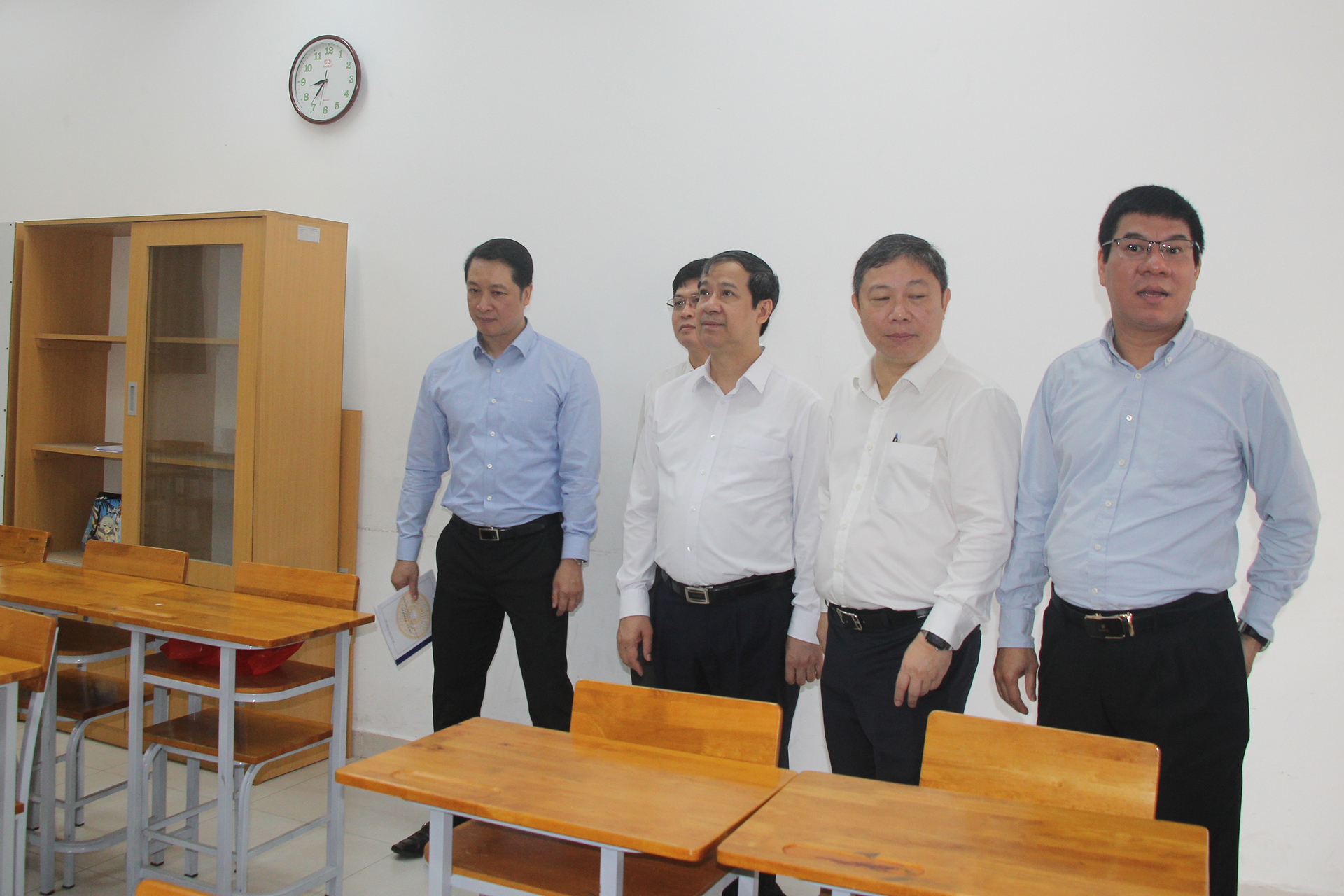 Bộ trưởng Nguyễn Kim Sơn và đoàn công tác, cùng Ban chỉ đạo thi TP.HCM đã đi thị sát một số điểm thi, điểm in sao đề thi của TP.HCM trước Kỳ thi tốt nghiệp THPT 2023. Ảnh: H.P.