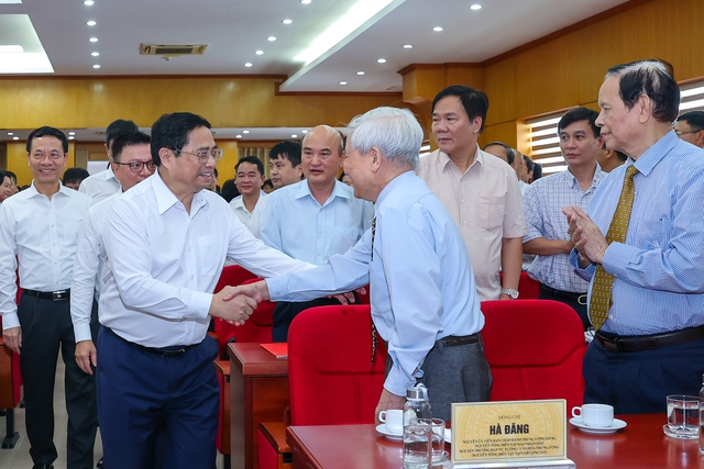 Thủ tướng Phạm Minh Chính hỏi thăm các nhà báo lão thành. Ảnh: VGP/Nhật Bắc