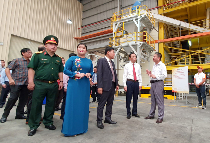 Thứ trưởng Bộ NN-PTNT Phùng Đức Tiến (thứ 2 từ phải qua) cùng lãnh đạo tỉnh Bình Phước tham quan Nhà máy thức ăn chăn nuôi của Japfa Việt Nam. Ảnh: Lê Bình.