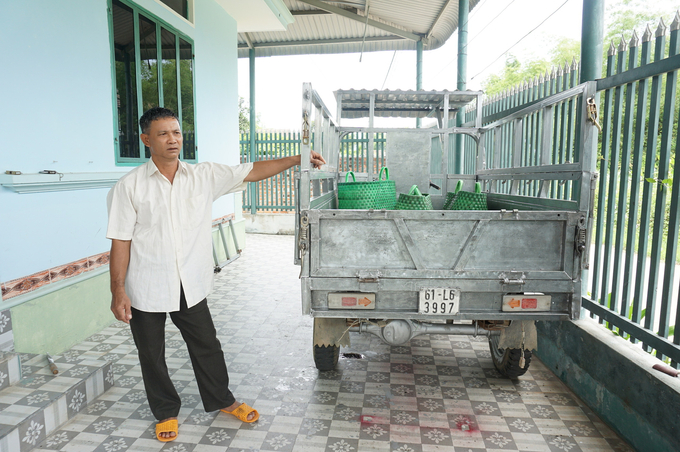 Ông Nguyễn Văn Minh, chủ một lò mổ ở xã Nhơn Lộc (thị xã An Nhơn) mua xe tải nhỏ để vận chuyển heo về nhà máy giết mổ tập trung. Ảnh: V.Đ.T.