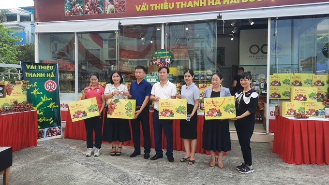 Hai Duong Department of Agriculture and Rural Development bringing Thanh Ha lychee products to Quang Ninh market. Photo: Nguyen Thanh.