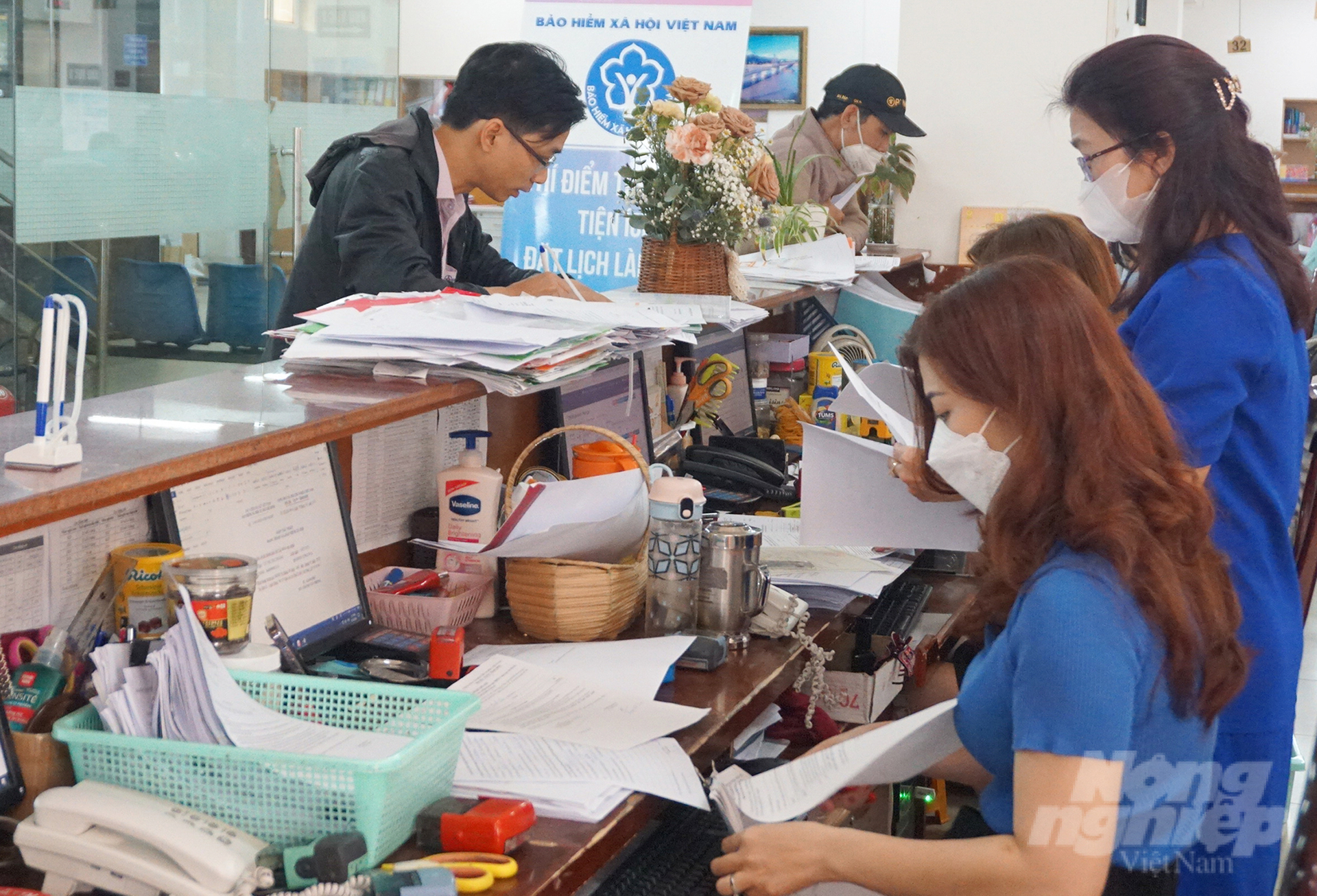 Tính đến 31/5, tỷ lệ lực lượng lao động tham gia bảo hiểm thất nghiệp đạt trên 52%. Ảnh: Nguyễn Thủy.