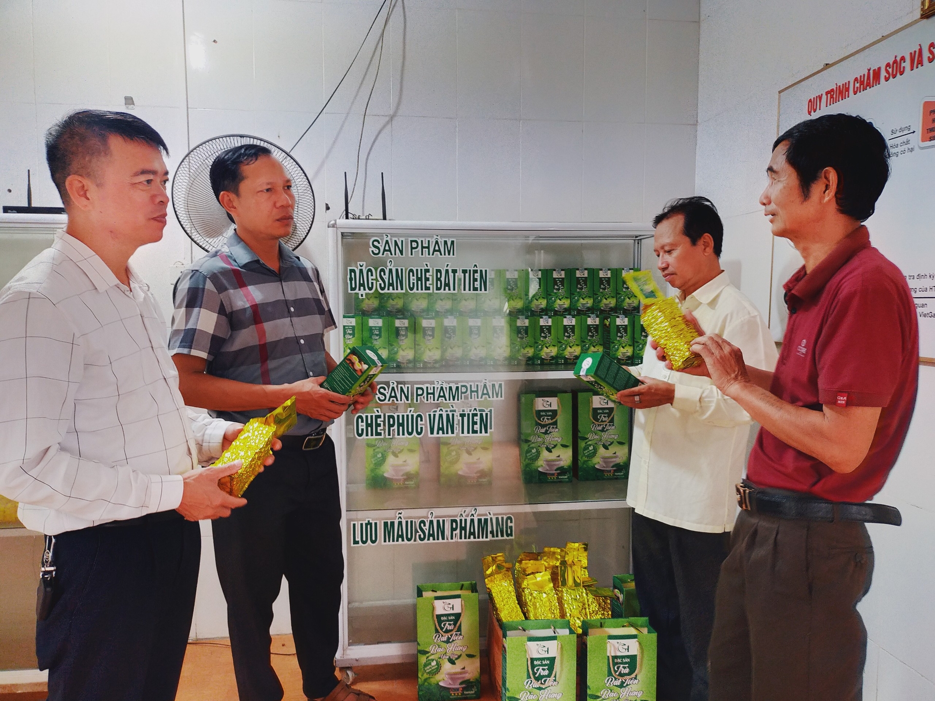 Hiện HTX Chè xanh chất lượng cao xã Bảo Hưng đã có 2 sản phẩm trà Bát Tiên đạt tiêu chuẩn OCOP cấp tỉnh. Ảnh: Hải Đăng.