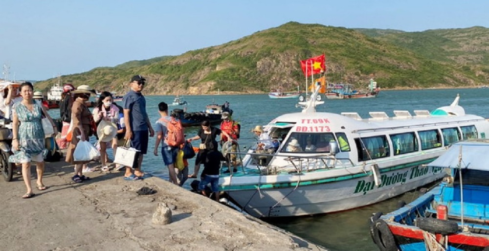 Chiếc ca nô du lịch Đại dương Thảo nguyên Cù Lao Xanh được UBND thành phố Quy Nhơn (Bình Định) hợp đồng hỗ trợ việc đi lại của người dân và cán bộ làm việc tại xã đảo Nhơn Châu. Ảnh: V.Đ.T.