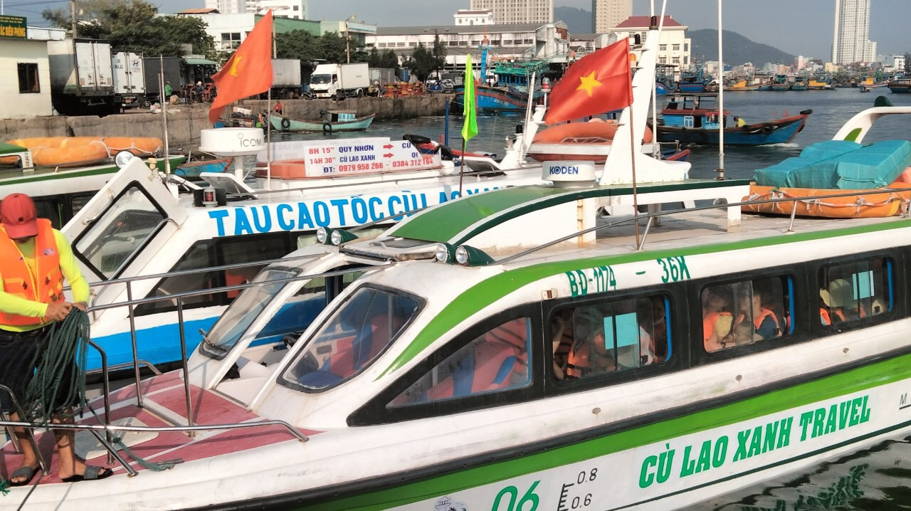 Những chiếc ca nô phục vụ cho khách du lịch tuyến Quy Nhơn - Nhơn Châu. Ảnh: H.Y.