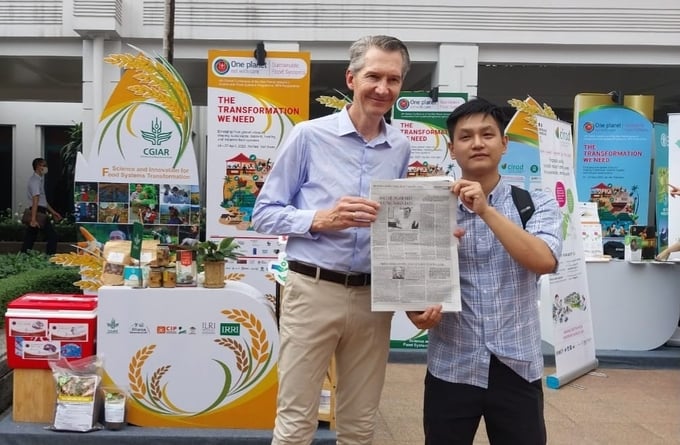 Giám đốc CGIAR toàn cầu về quan hệ đối tác và vận động chính sách Juan Lucas phấn khởi khi đọc các bài viết trên Báo Nông nghiệp Việt Nam.