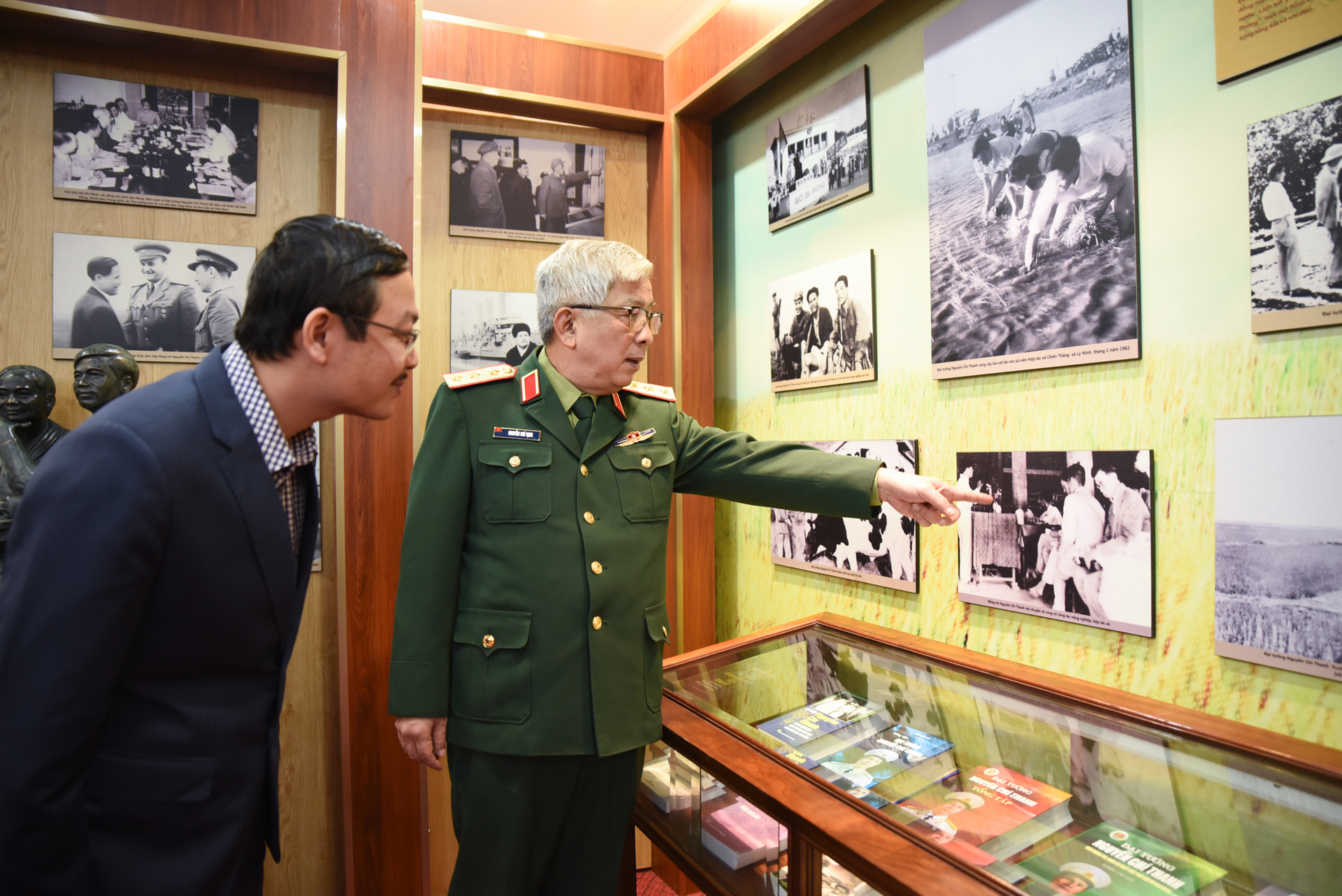 Thượng tướng Nguyễn Chí Vịnh giới thiệu những kỷ vật về cha mình - Đại tướng Nguyễn Chí Thanh. Ảnh: Tùng Đinh.