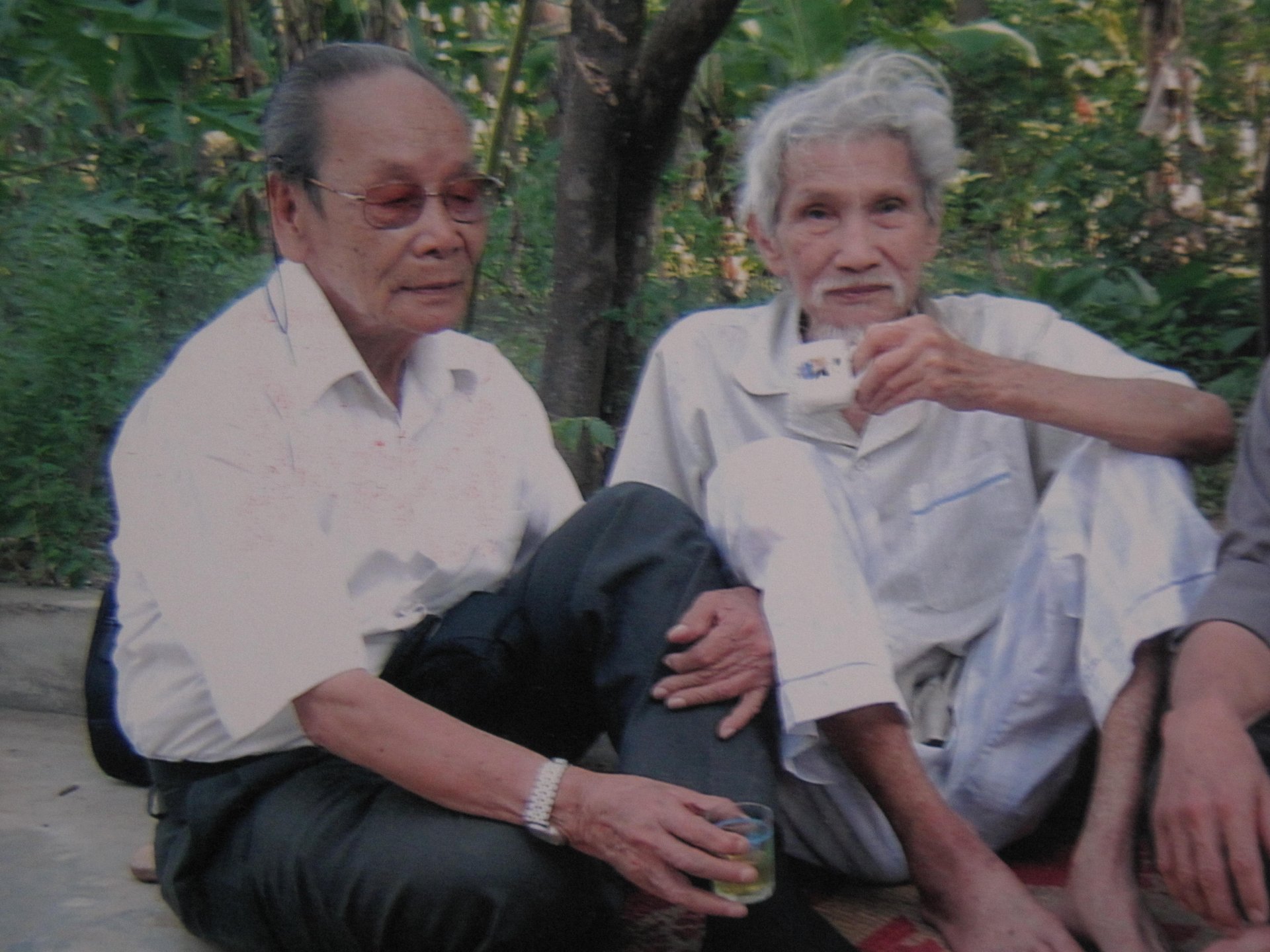Nhà văn Thái Vũ thăm nhà thơ Hữu Loan tại nhà riêng Nga Sơn - Thanh Hoá (2/5/2008). Ảnh: Tư liệu KMS.