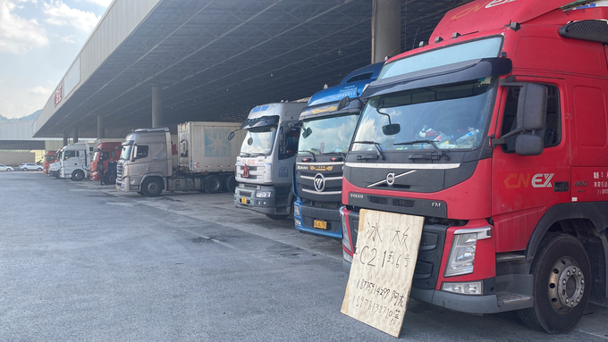 Container trucks of Vietnam and China at Pingxiang Fruit Center, the largest wholesale fruit market in Guangxi. The trucks will be loaded here, from which the Chinese container trucks will continue to go to the domestic markets of this country. Photo: Van Viet.