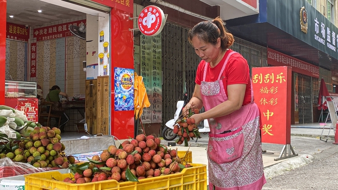 At Pinhxiang food street, 1 kg of Luc Ngan lychee costs about VND 130,000/kg. 