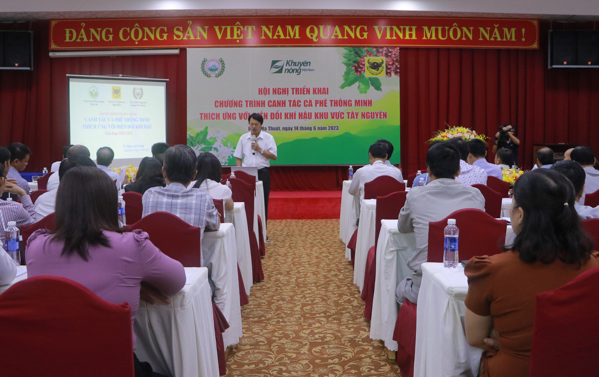 Các đại biểu tham gia hội nghị triển khai chương trình 'Canh tác cà phê thông minh thích ứng biến đổi khí hậu vùng Tây Nguyên' giai đoạn 2023 - 2025. Ảnh: Quang Yên.
