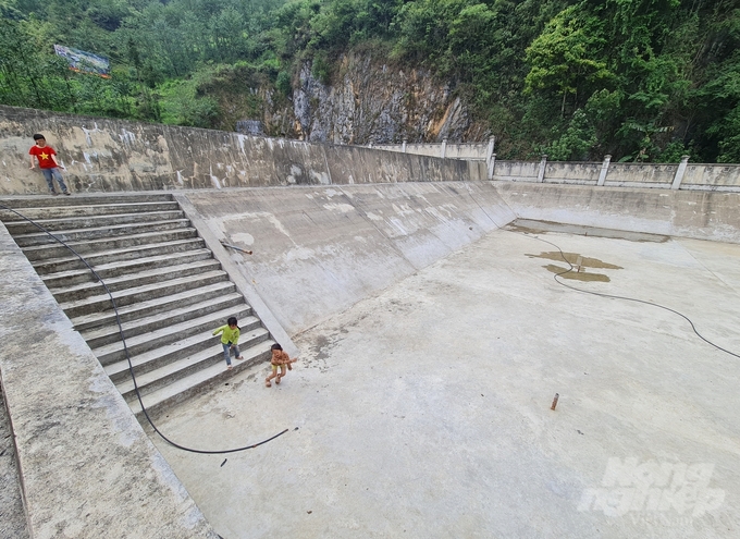 Một hồ treo ở huyện Đồng Văn cạn trơ đáy, trở thành sân chơi cho trẻ em nơi đây. Ảnh: Đào Thanh.