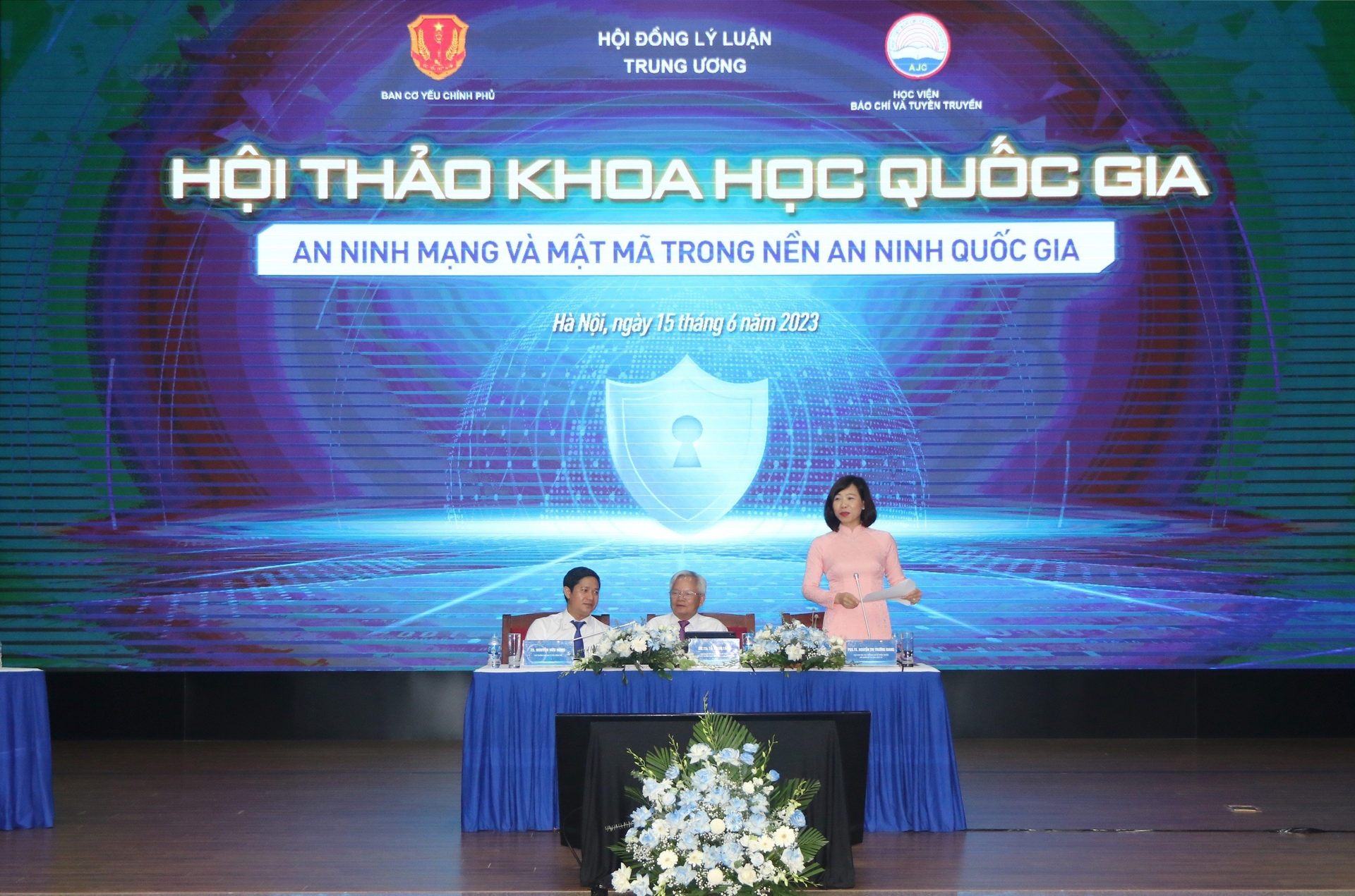 PGS,TS. Nguyễn Thị Trường Giang, Phó Giám đốc Học viện Báo chí và Tuyên truyền, Chủ nhiệm Đề tài phát biểu đề dẫn hội thảo. Ảnh: Mai Nghiêm.