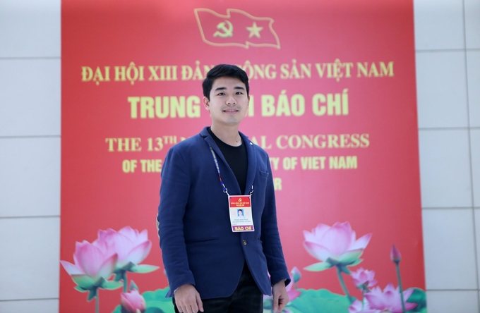 Phóng viên Minh Phúc tác nghiệp tại Trung tâm Báo chí Đại hội XIII của Đảng.