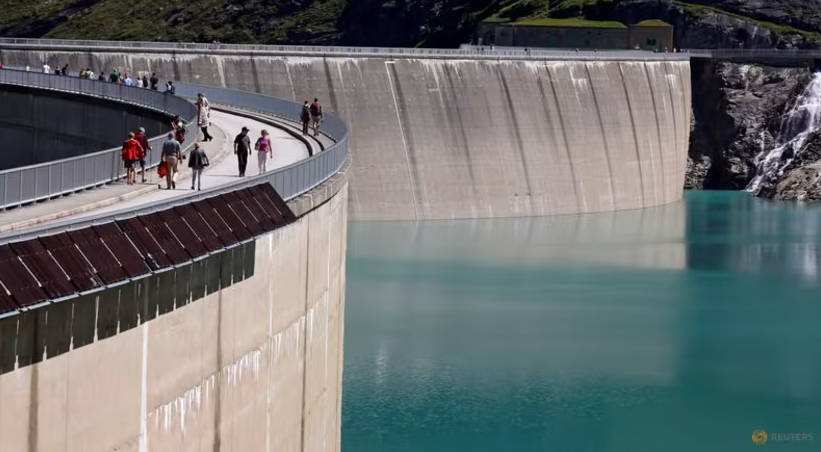 The Mooserboden water reservoir of Austrian hydropower producer Verbund is seen near Kaprun, Austria, on Aug 31, 2016. Photo: REUTERS/Leonhard Foeger