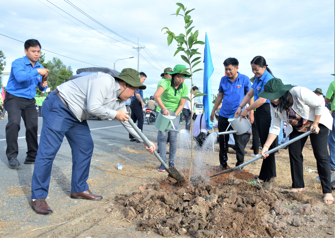 Hoạt động trồng cây trong chương trình 'Môi trường sạch - Cuộc sống xanh' do Công ty Syngenta Việt Nam tổ chức thực hiện là một chương trình thiết thực, giúp bà con nông dân nâng cao ý thức bảo vệ môi trường. Ảnh: Trung Chánh.
