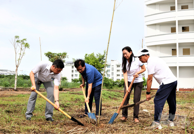 Hoạt động trồng tre trong khuôn viên Đại học Kiên Giang lần này nhằm góp phần tạo môi trường học tập xanh, bảo vệ cảnh quan môi trường và đa dạng sinh học. Ảnh: Trung Chánh.