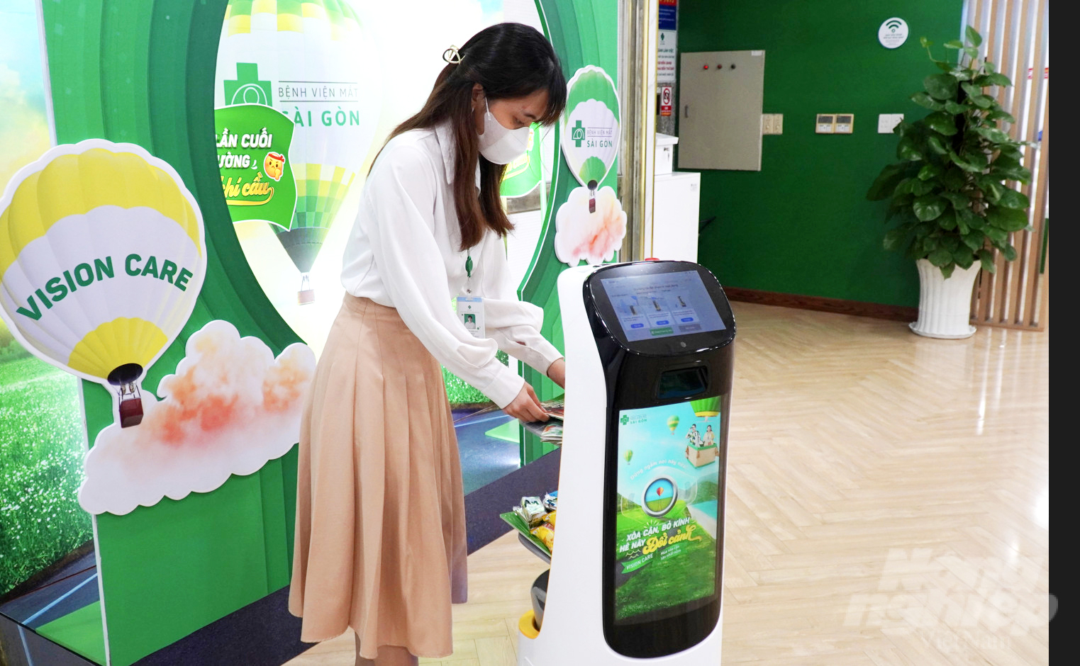 Bệnh viện Mắt Sài Gòn Cần Thơ đưa robot vào phục vụ khách hàng. Ảnh: Lê Hoàng Vũ.