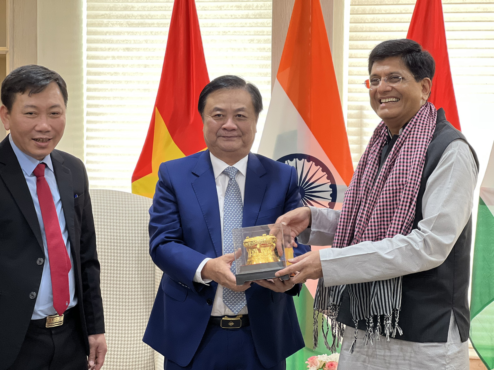 Bộ trưởng Lê Minh Hoan trao quà lưu niệm cho Bộ trưởng Thương mại và Công nghiệp Ấn Độ Piyush Goyal. Ảnh: HTQT.