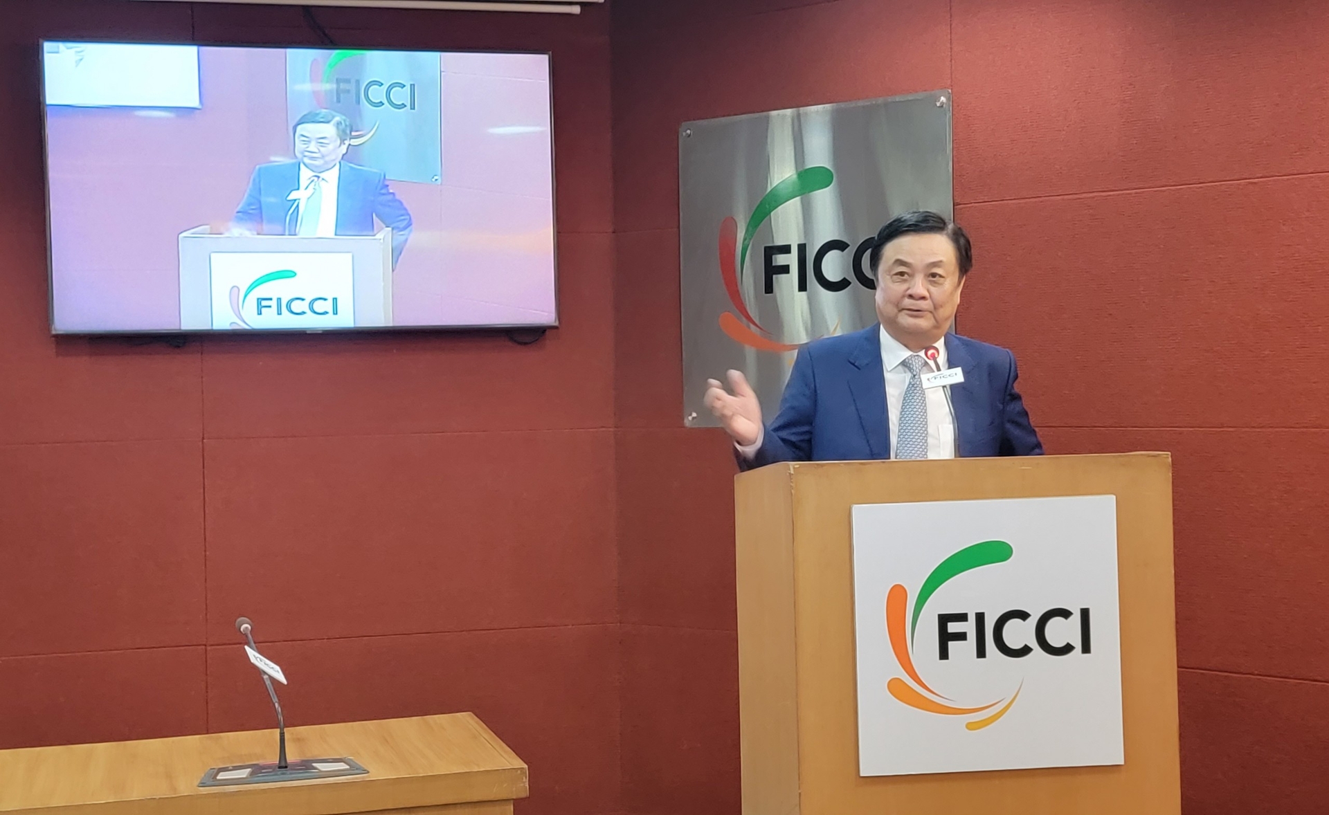 Minister Le Minh Hoan delivers a speech at the Vietnam - India Agribusiness Connection Forum. Photo: ICD.