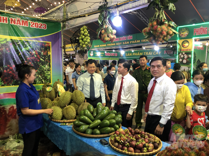 Các đại biểu tham quan gian hàng trái cây tại lễ hội Trái cây Long Khánh, Tuần lễ Tôn vinh trái cây và sản phẩm OCOP tỉnh Đồng Nai năm 2023. Ảnh: Minh Sáng.