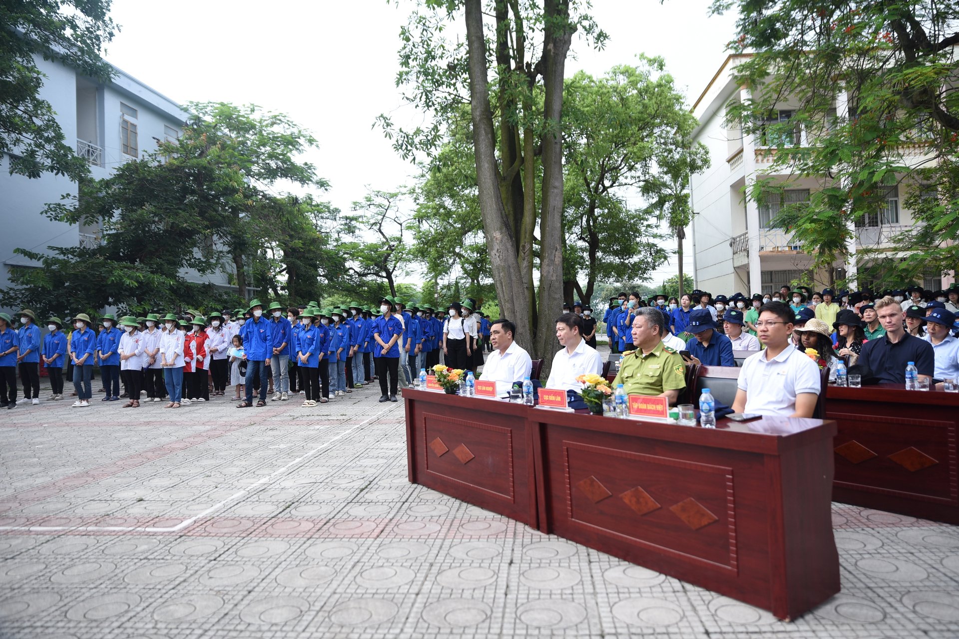 Các đại biểu và đông đảo các em sinh viên trường Đại học Nông lâm Bắc Giang, học sinh trường THPT Thân Nhân Trung tham dự buổi lễ mít tinh hưởng ứng Ngày Quốc tế chống sa mạc hóa và hạn hán năm 2023. Ảnh: Phạm Hiếu.