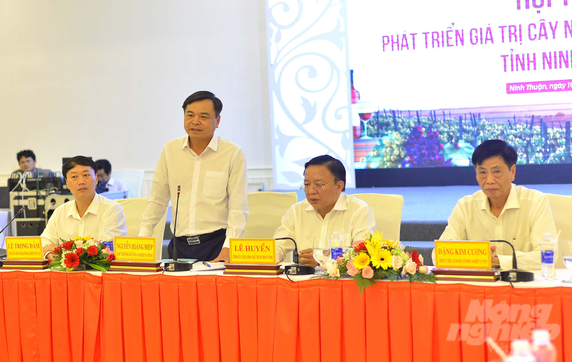 Tại cuộc hội thảo, Thứ trưởng Bộ NN-PTNT Nguyễn Hoàng Hiệp nhấn mạnh Ninh Thuận cần tăng cả giá trị, diện tích và sản lượng nho để phát triển thị trường. Ảnh: Minh Hậu.