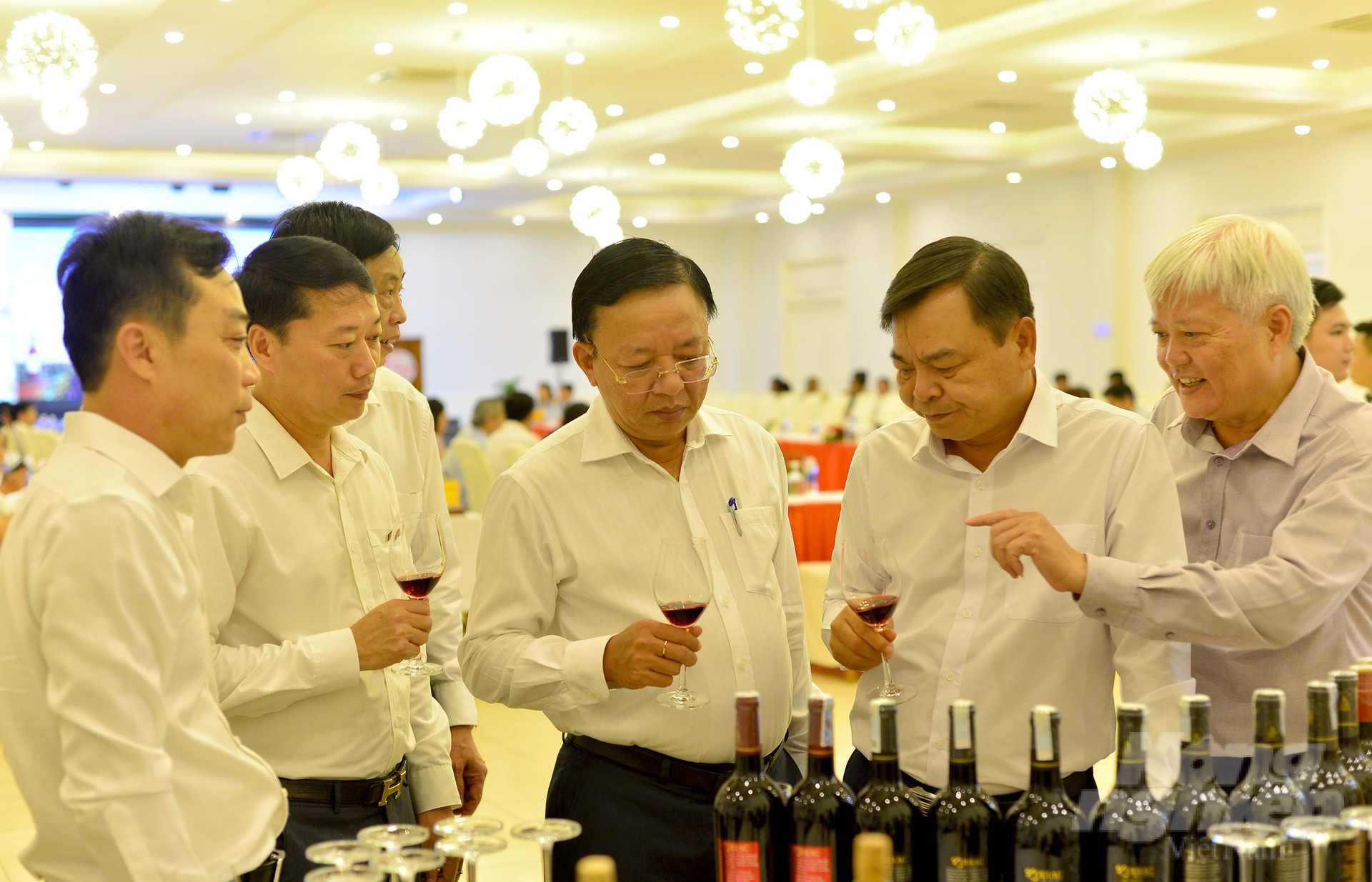 Thứ trưởng Bộ NN-PTNT Nguyễn Hoàng Hiệp (thứ 2, bìa phải) cùng các đại biểu dùng thử sản phẩm rượu vang nho. Ảnh: Minh Hậu. 